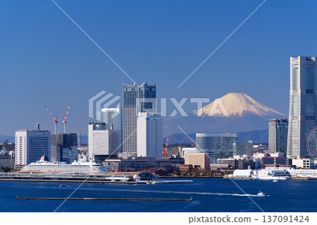 天氣晴朗的橫濱港 天氣晴朗的橫濱港 137091424