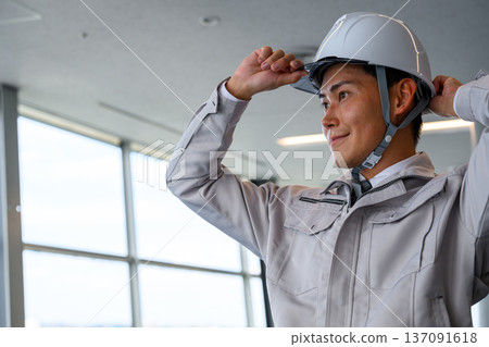 Workers wearing helmets 137091618