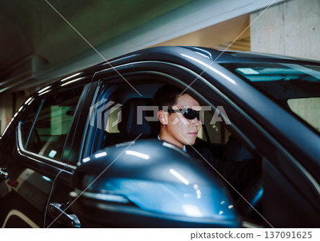 車內有保安人員待命。 車內有保安人員待命。 137091625