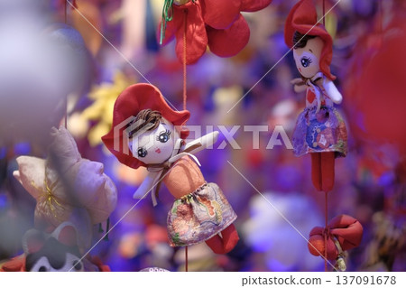 Gorgeous hanging Jizo statues and dolls, auspicious items and Japanese decorations for the Hinamatsuri festival 137091678