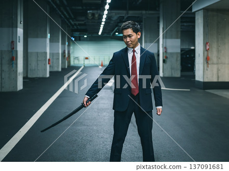 一個身穿西裝的男人手持一把劍 137091681
