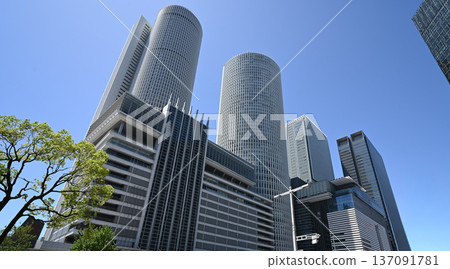 摩天大樓小組和藍天 摩天大樓小組和藍天 137091781