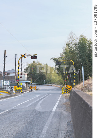 那須烏山市烏山線瀧站旁的鐵路道口 那須烏山市烏山線瀧站旁的鐵路道口 137091799