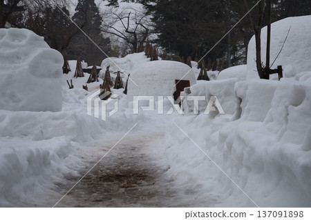 城堡小鎮清晨，白雪皚皚的冰屋格外美麗。 137091898