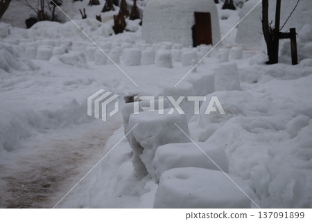 清晨，小雪屋和城堡都被白雪覆蓋。 137091899
