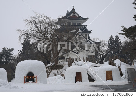 城堡塔樓被雪覆蓋 137091900