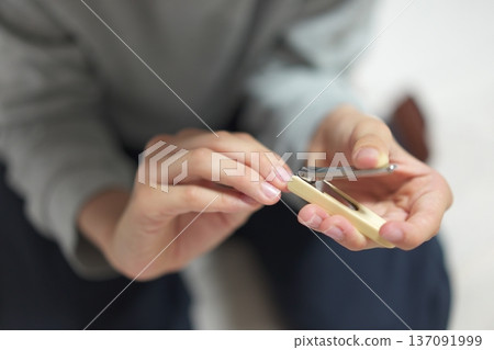 孩子的手在剪指甲 137091999