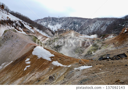 冬日的登別地獄谷:積雪和噴射孔冒出的蒸汽,背景是溫泉小鎮。 冬日的登別地獄谷:積雪和噴射孔冒出的蒸汽,背景是溫泉小鎮。 137092143