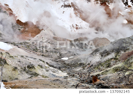 Noboribetsu Jigokudani in winter: Steam rising against the backdrop of white snow and brown mountainside Noboribetsu Jigokudani in winter: Steam rising against the backdrop of white snow and brown mountainside 137092145