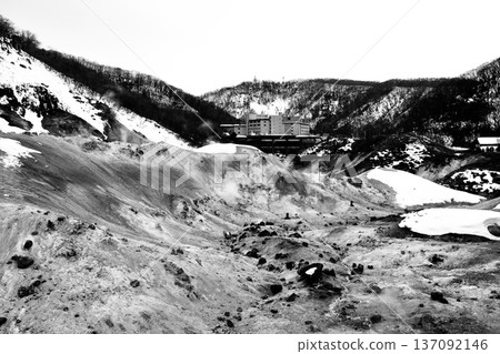 冬日的登別地獄谷:白雪皚皚,山巒崎嶇,遠方是溫泉小鎮白黑町。 冬日的登別地獄谷:白雪皚皚,山巒崎嶇,遠方是溫泉小鎮白黑町。 137092146
