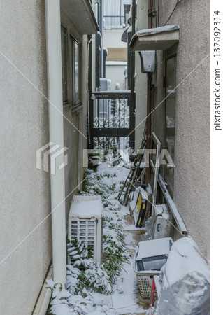 Snow piled up in the gaps of houses - Winter living space Snow piled up in the gaps of houses - Winter living space 137092314