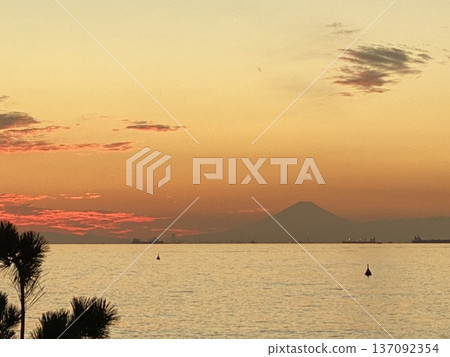 日落和富士山 137092354