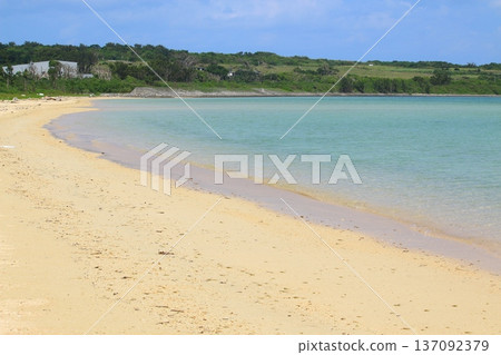 Okinawa's tranquil coastline and crystal clear waters 137092379