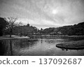 三溪園：陰天，一艘小船和水禽漂浮在寬闊的池塘上，俯瞰著橫濱的重要文化遺產之一。 137092687