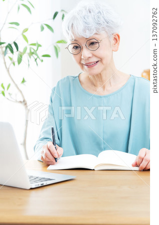 老年女性學習 老年女性學習 137092762