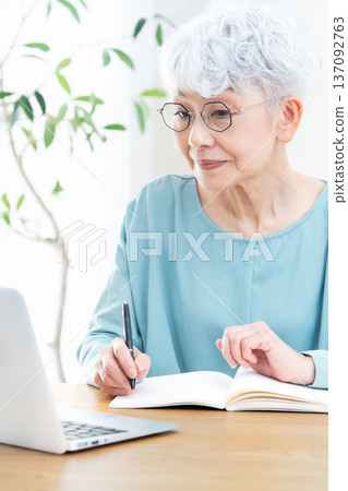 Senior women learning 137092763