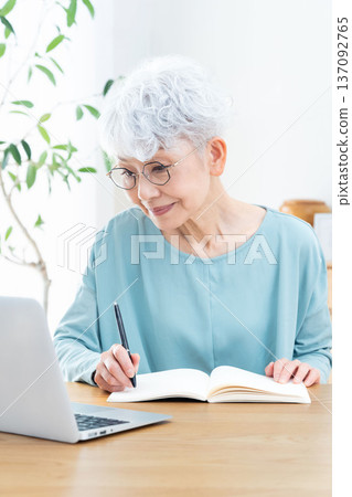 老年女性學習 137092765