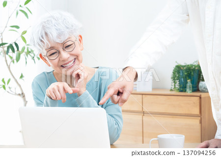 Senior woman being taught how to use a computer Senior woman being taught how to use a computer 137094256