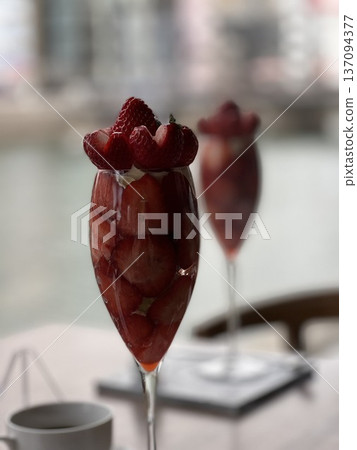 美味的草莓芭菲 美味的草莓芭菲 137094377