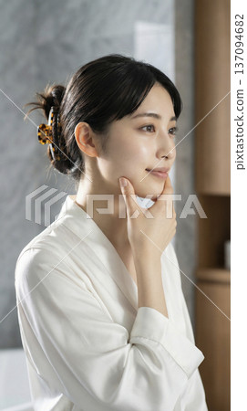 身穿白色長袍的日本女子，手撫著下巴。 137094682