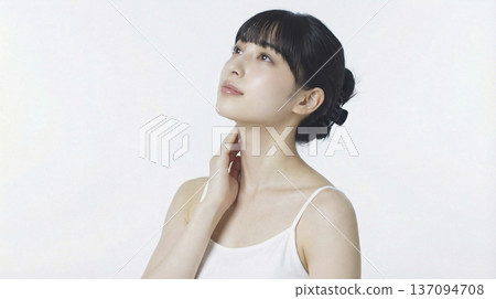 日本女子抬起下巴改善頸線 日本女子抬起下巴改善頸線 137094708