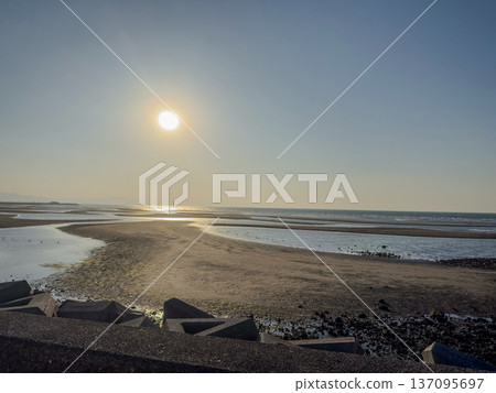 夕陽西下，潮池在馬塔馬海岸的潮灘上閃耀。 137095697