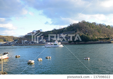 渡船穿過尾道海峽前往向島 137096022
