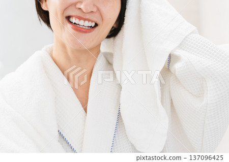 女子用毛巾擦頭髮 生活照 女子用毛巾擦頭髮 生活照 137096425