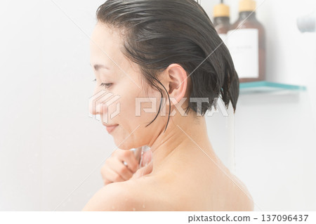 Woman shampooing beauty image Woman shampooing beauty image 137096437