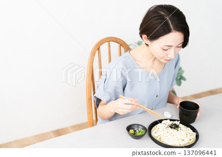 女人吃烏龍麵的生活照 女人吃烏龍麵的生活照 137096441