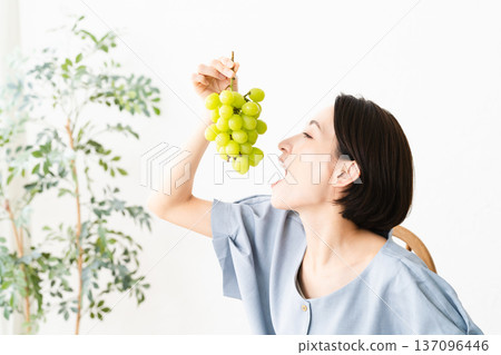 Woman eating Shine Muscat Food image Woman eating Shine Muscat Food image 137096446