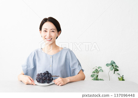 Woman eating Kyoho grapes Food image Woman eating Kyoho grapes Food image 137096448