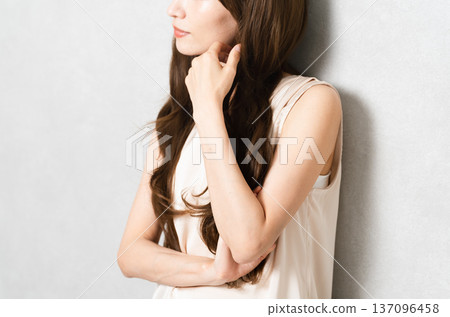 擺姿勢的長髮美人圖片 擺姿勢的長髮美人圖片 137096458