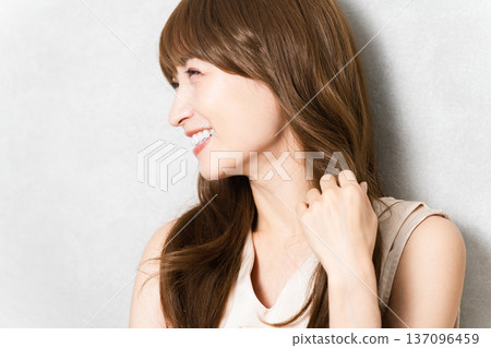 擺姿勢的長髮美人圖片 擺姿勢的長髮美人圖片 137096459