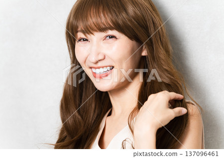 擺姿勢的長髮美人圖片 擺姿勢的長髮美人圖片 137096461