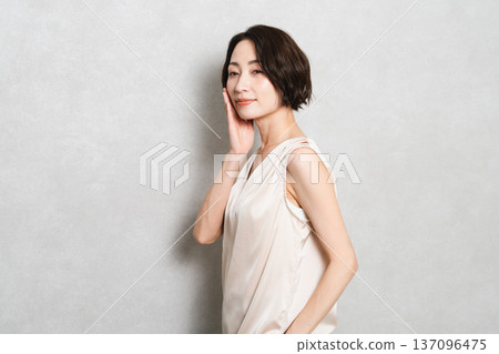 Posing short-haired woman beauty image Posing short-haired woman beauty image 137096475