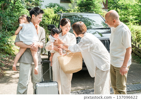 父母抱著回家的孫女,迎接她的到來(回家,三代同堂) 父母抱著回家的孫女,迎接她的到來(回家,三代同堂) 137096622