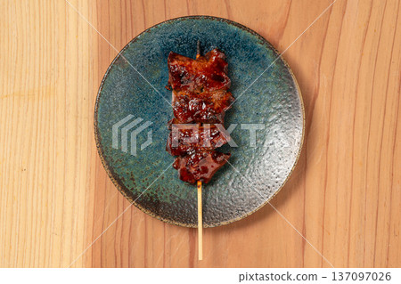 豬肉串：一道經典的居酒屋菜餚，用炭火烤製而成，風味絕佳。 137097026