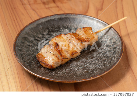 豬肉串：一道經典的居酒屋菜餚，用炭火烤製而成，風味絕佳。 137097027