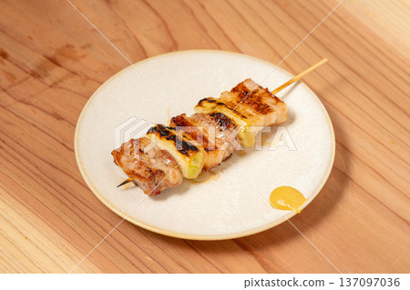 豬肉串:一道經典的居酒屋菜餚,用炭火烤製而成,風味絕佳。 豬肉串:一道經典的居酒屋菜餚,用炭火烤製而成,風味絕佳。 137097036