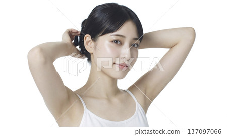 日本女子,頭髮盤起,背景白色 日本女子,頭髮盤起,背景白色 137097066