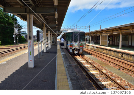 Toyama: ET122 series diesel railcar parked at Tomari Station on the Ainokaze Toyama Railway 137097306