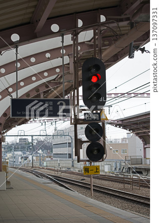 車站安裝了交通號誌 車站安裝了交通號誌 137097331