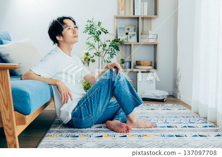 年輕人在客廳放鬆 137097708