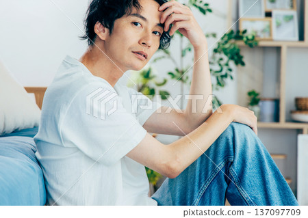 年輕人在客廳放鬆 137097709