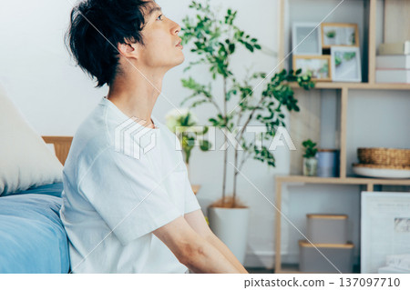 年輕人在客廳放鬆 137097710