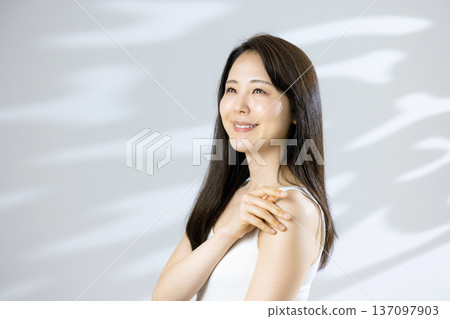 美麗的女人的美麗形象 137097903