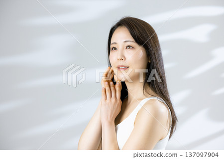 美麗的女人的美麗形象 137097904