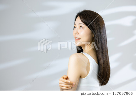美麗的女人的美麗形象 137097906
