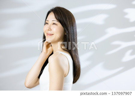 美麗的女人的美麗形象 137097907